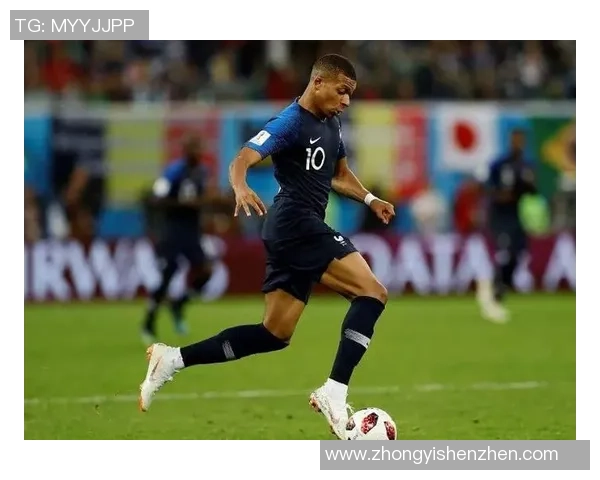 书包挂件设计灵感源自足球球星展现运动魅力与青春个性的创意搭配