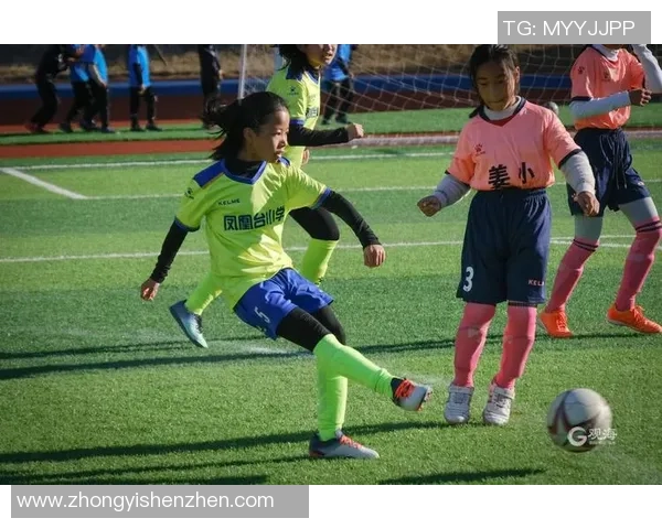 绿茵场上足球球星振臂高呼展现胜利姿势瞬间燃动全场